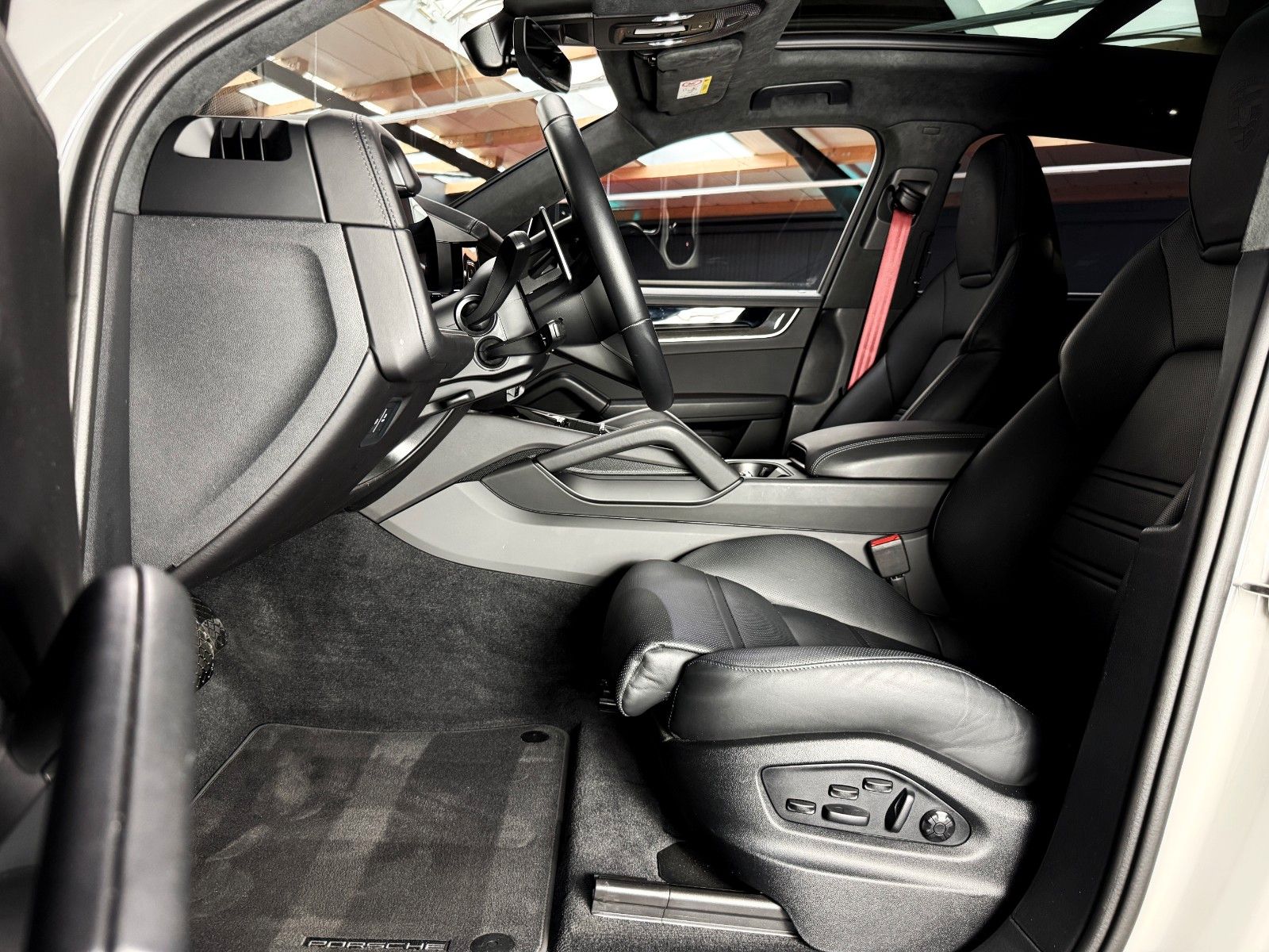 Fahrzeugabbildung Porsche Cayenne E-Hybrid + Vollaust. + Approved +Panoram