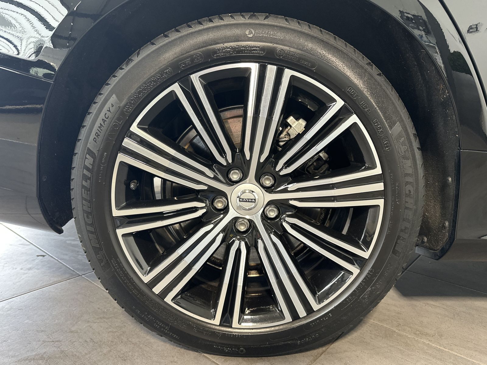 Fahrzeugabbildung Volvo V60 T6 Hybrid Plus Bright AWD NAV+LED+H&K+HUD+VC