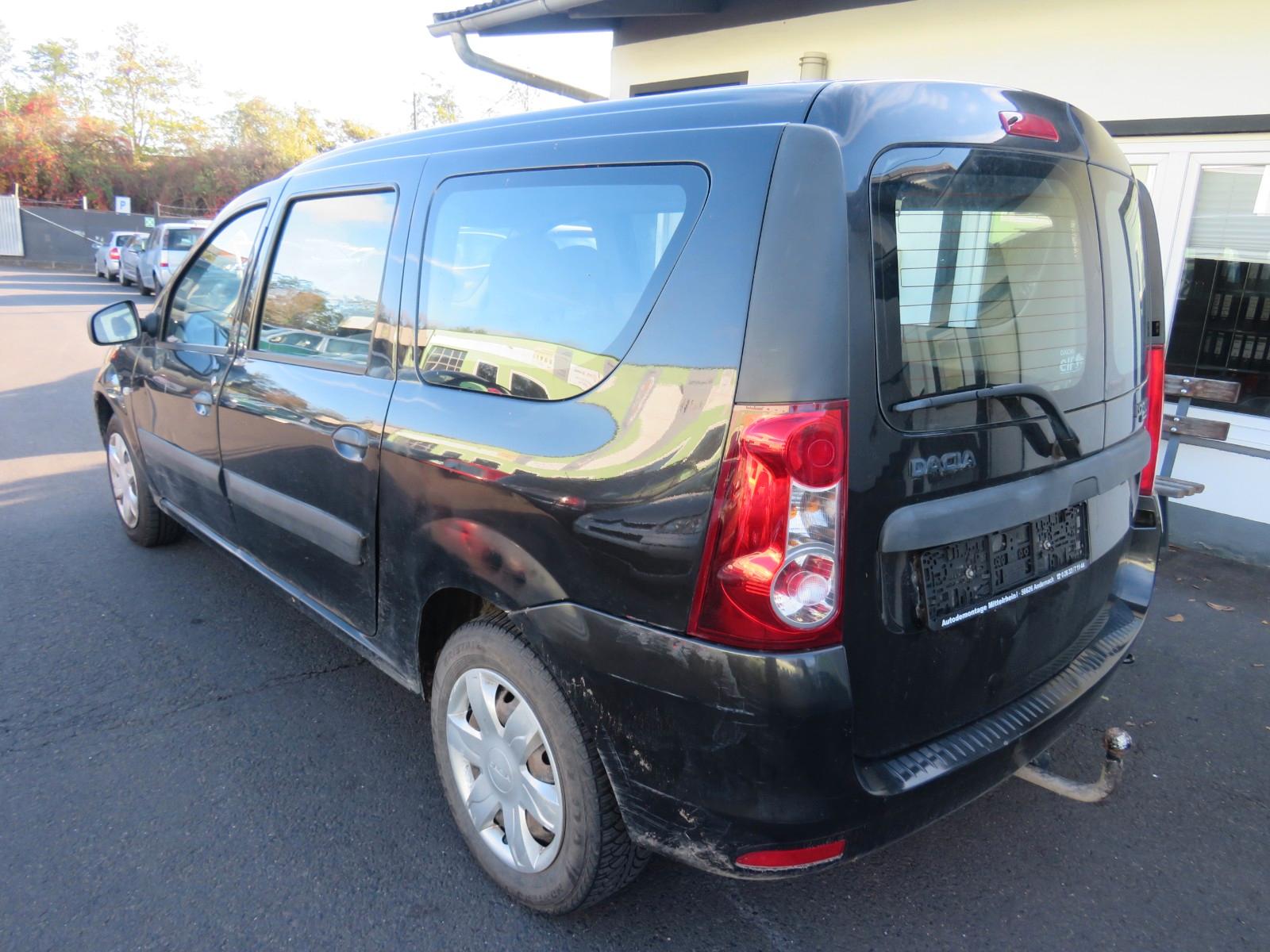 Dacia Logan 2011 — салон