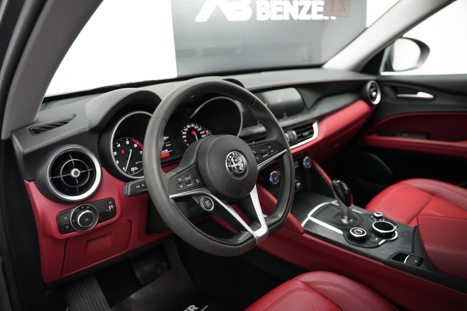 Fahrzeugabbildung Alfa Romeo Stelvio Super Q4/BI-XENON/PDC/AUTOMATIK/SPURHALT