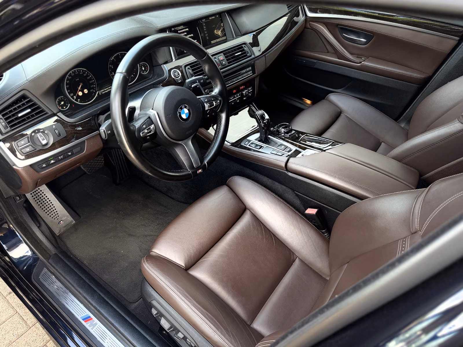 BMW 550i LCI M Sport | 449 ch | BVA | Affichage tête haute | Soft Close | Caméras 360 | Harman Kardon