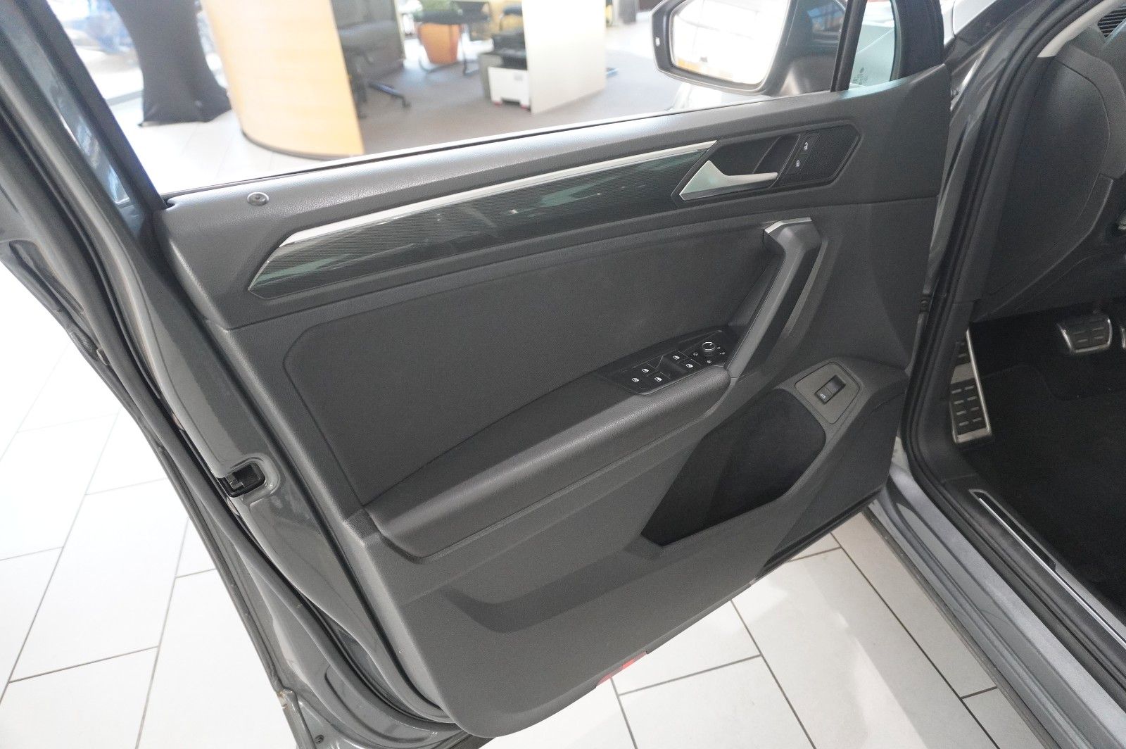 Fahrzeugabbildung Volkswagen Tiguan 2.0 TSI 4MOTION R-LINE NAVI/KAMERA/SH/AHK