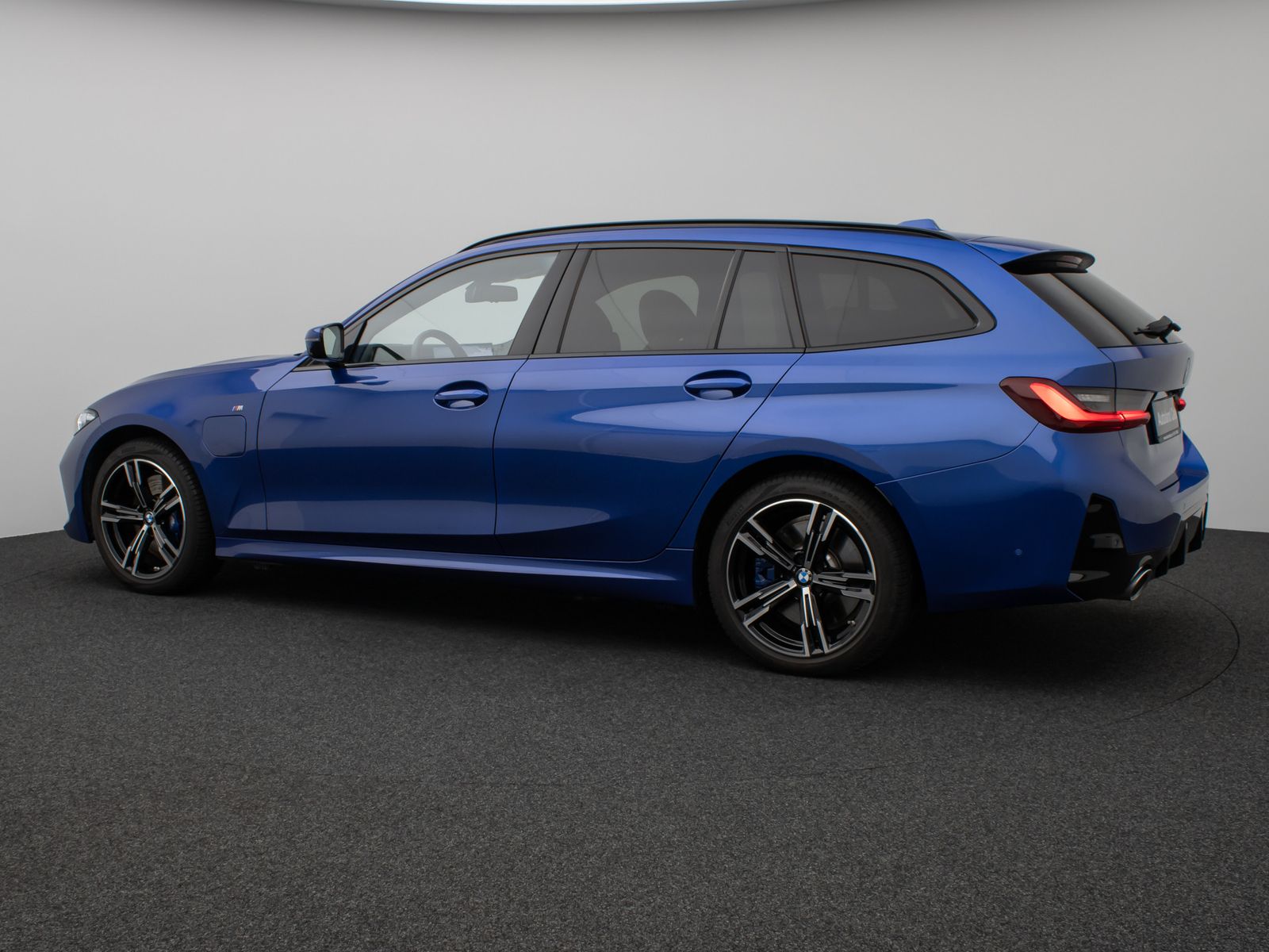 Fahrzeugabbildung BMW 330e M Sport Panorama 360°HUD HiFi AHK Komfort