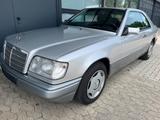 Mercedes-Benz E 220 124 Leder SHZ Schiebedach Automatik - Mercedes-Benz E 220 mit Benzin-Antrieb: Sportwagen
