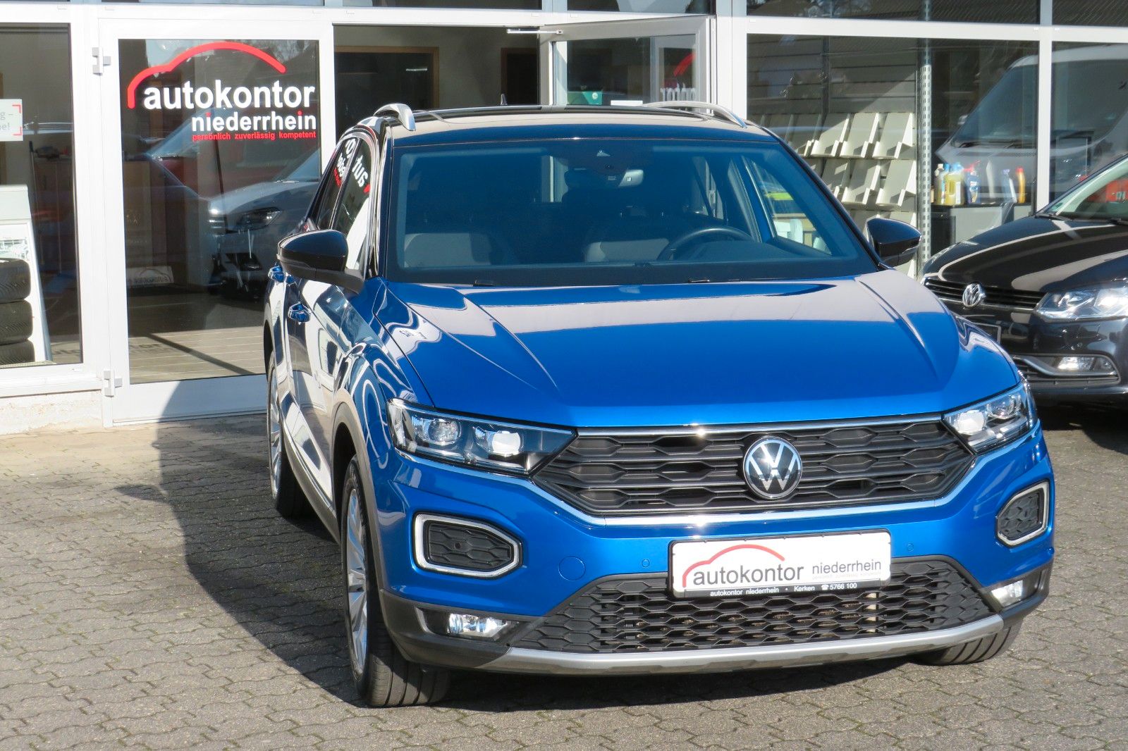 Fahrzeugabbildung Volkswagen T-Roc SPORT PANO AHK LED NAVI ACC PDC SITZH. 1.H