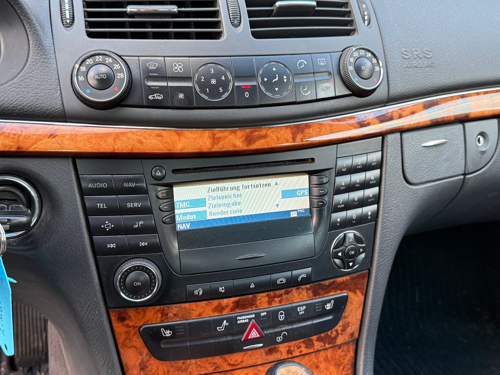 Fahrzeugabbildung Mercedes-Benz E 320 CDI Elegance Aut AHK GRA Xenon Navi H/K