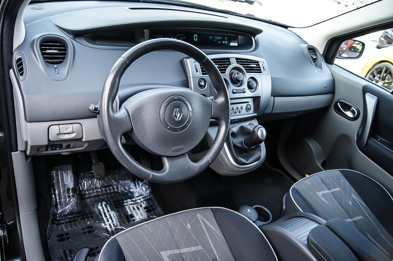 Fahrzeugabbildung Renault Scenic II 1.6i Dynamique Confort Klima