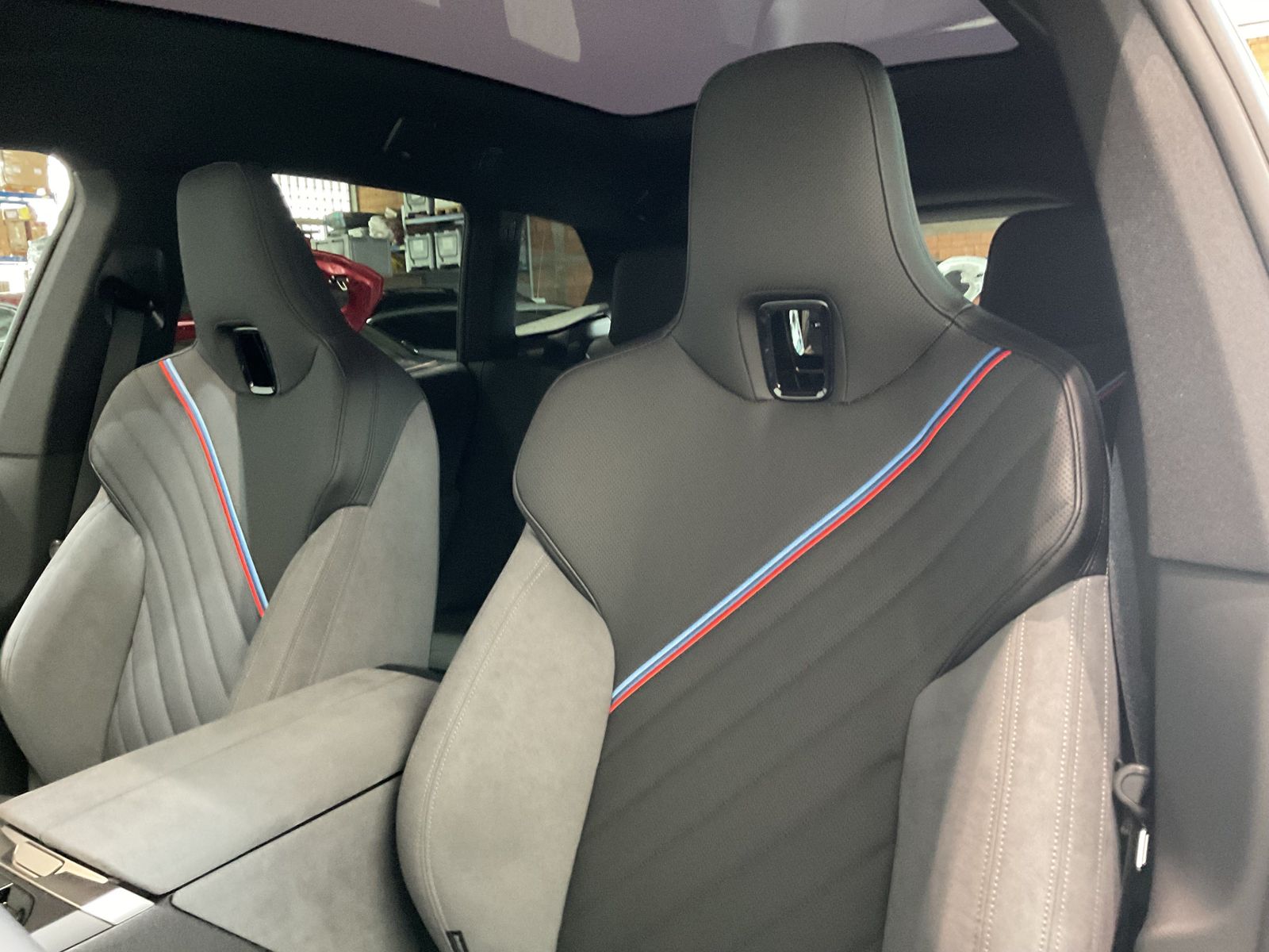 Fahrzeugabbildung BMW iX xDrive45 |Sitzbelüftung |AHK |Panoramadach