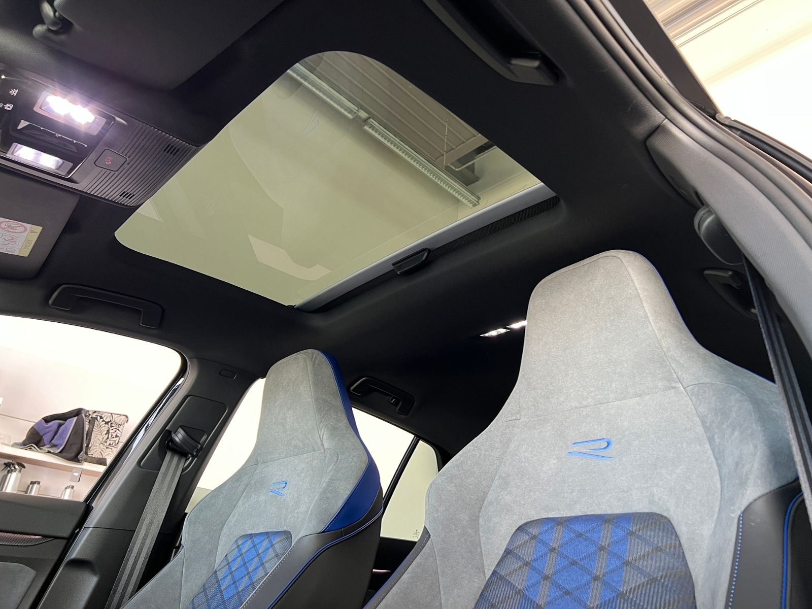 Fahrzeugabbildung Volkswagen Golf VIII R 2.0 TSI DSG 4MOTION *R-Performance P