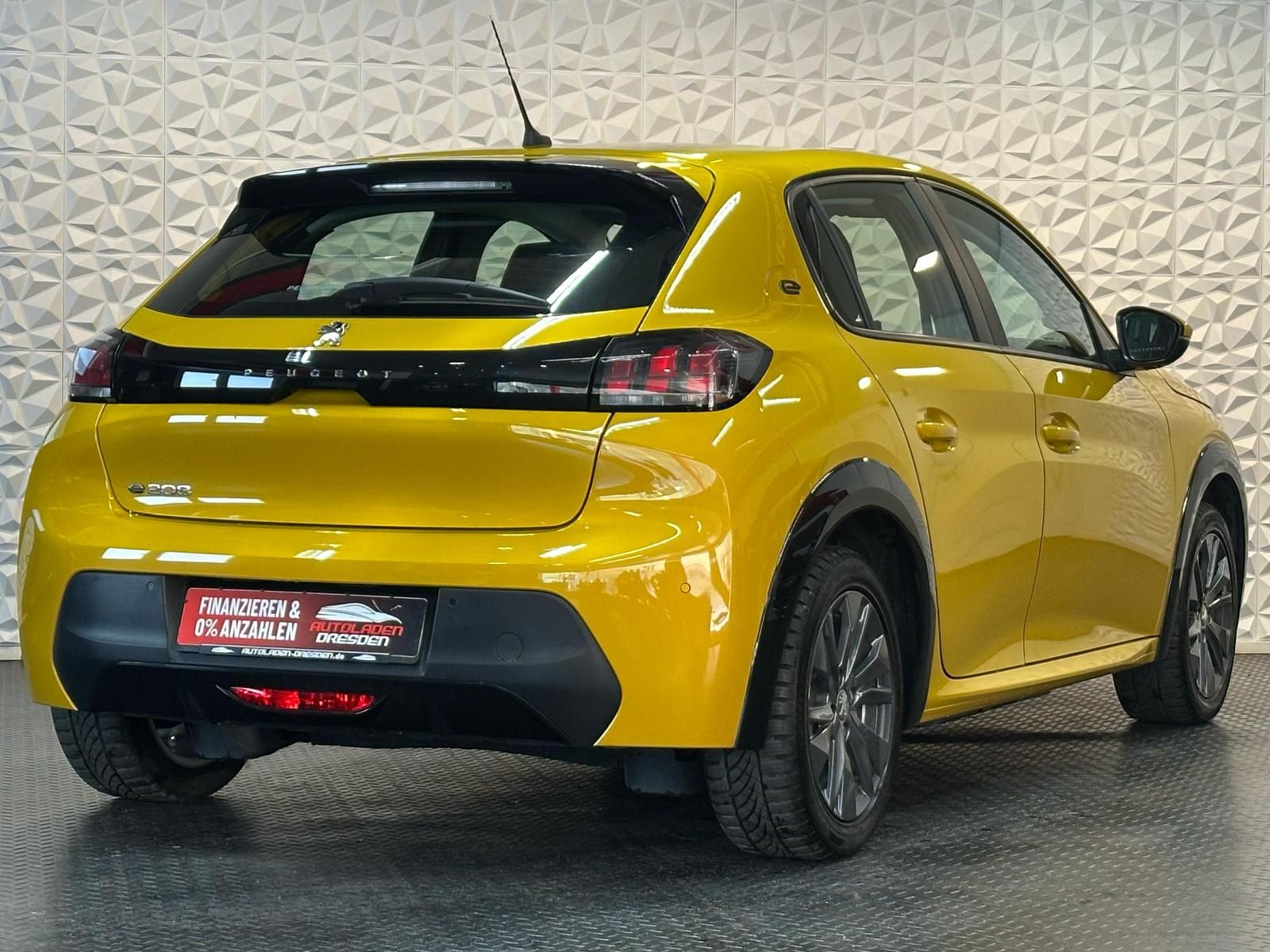 PEUGEOT e-208 Active Pack LED#SPUR#TEMPO#PDC#DAB#KLIMA - Image 8