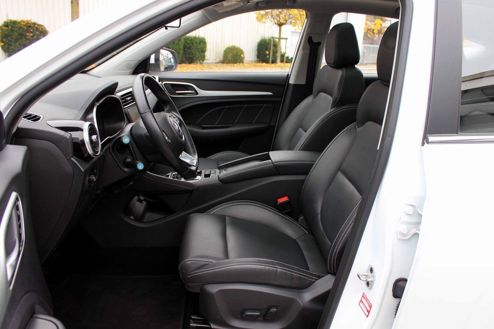 Fahrzeugabbildung MG ZS EV Luxury 5D ACC PANO NAV CarPlay BT SHZ KAM