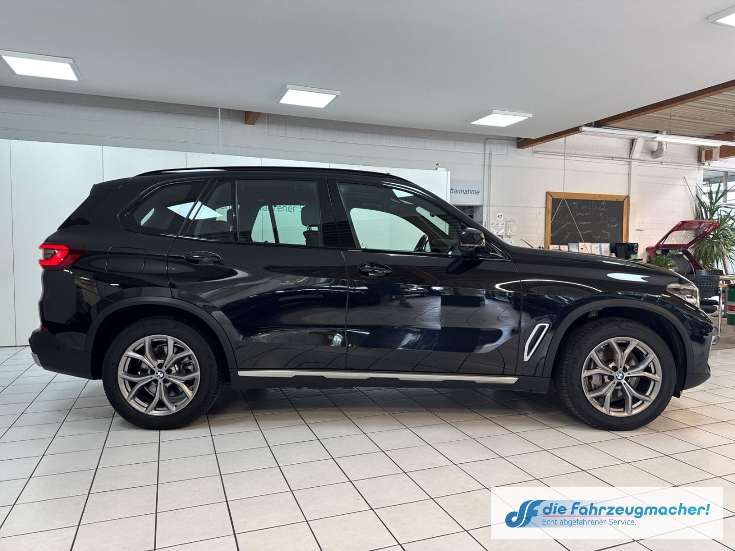 Fahrzeugabbildung BMW X5 xDrive 45 e xLine Park-Assistent Luftfederung