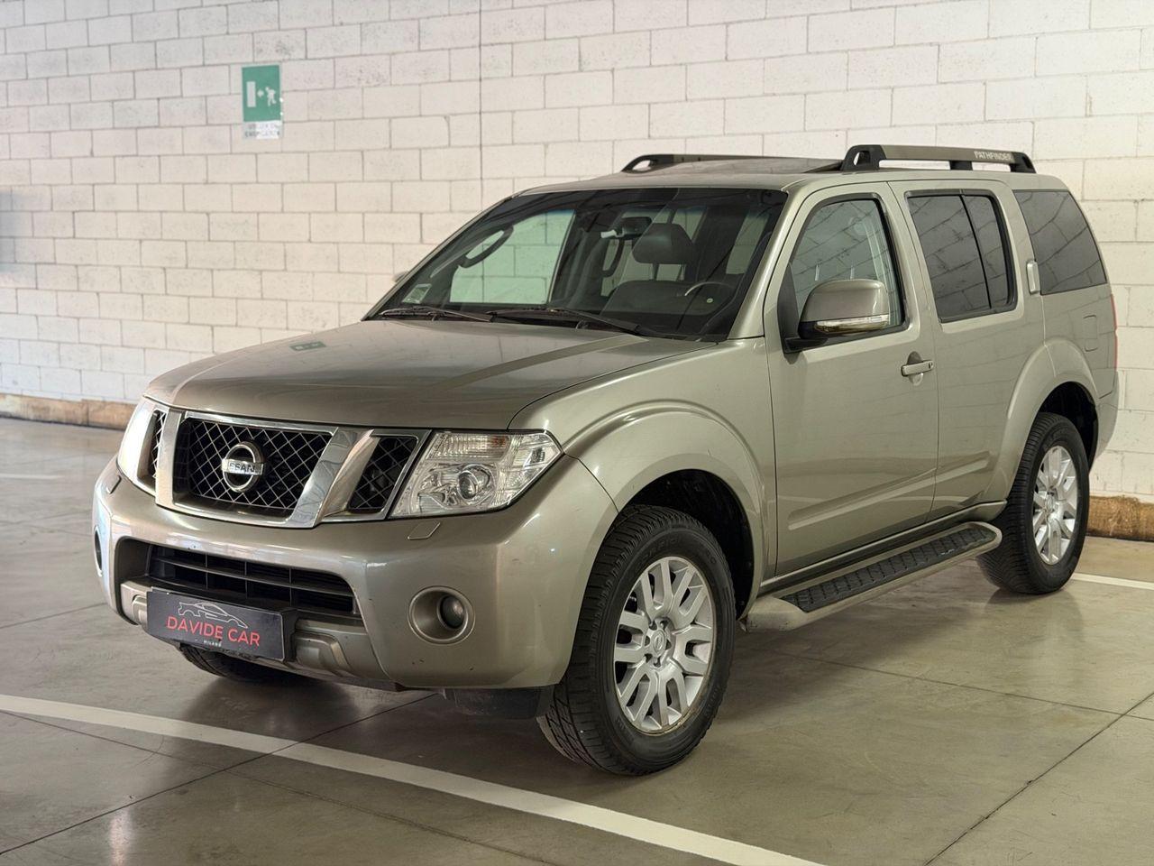 Nissan Pathfinder 2011 — rear view