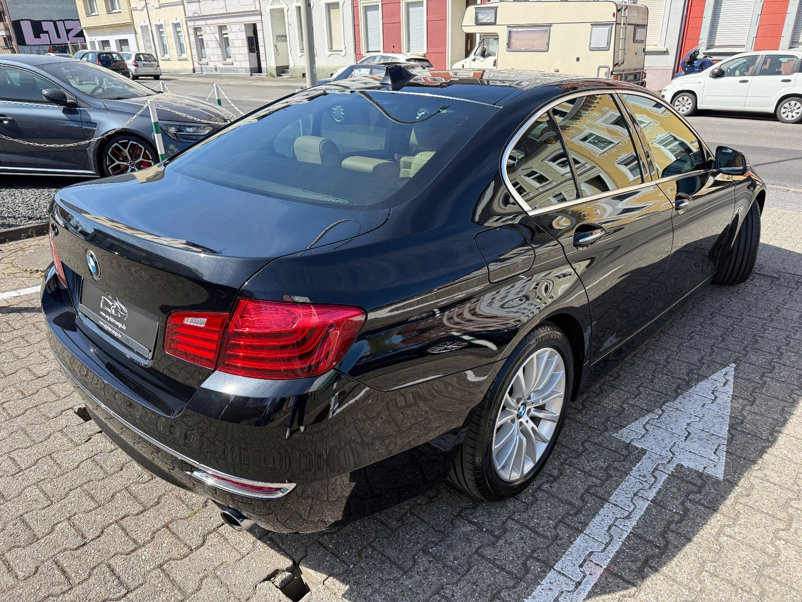 Fahrzeugabbildung BMW 535 i xDrive Luxury Line NAVI LED LEDER HEAD-UP