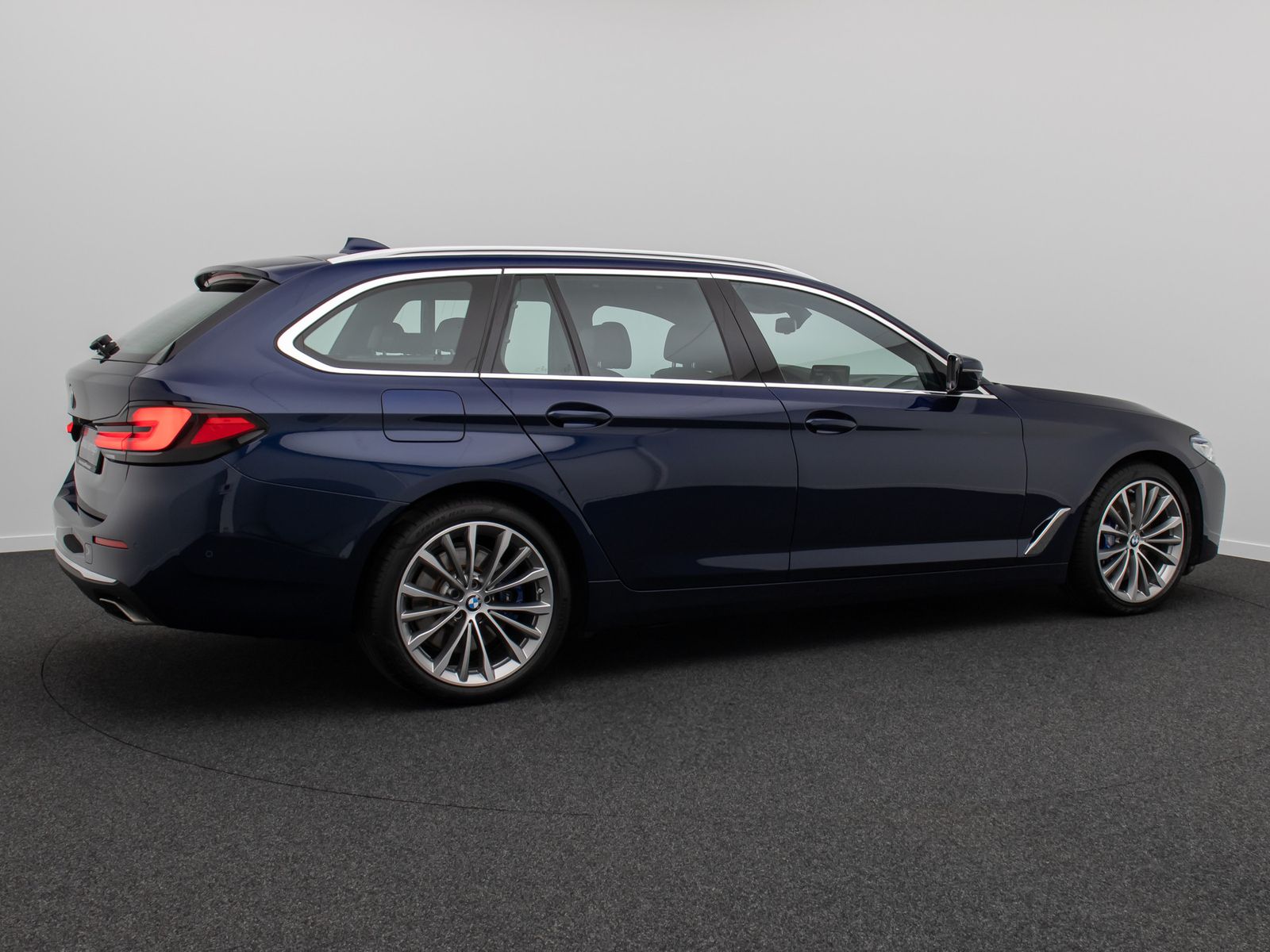 Fahrzeugabbildung BMW 530d xD Luxury Line HUD DAB AHK Panorama H/K 19"