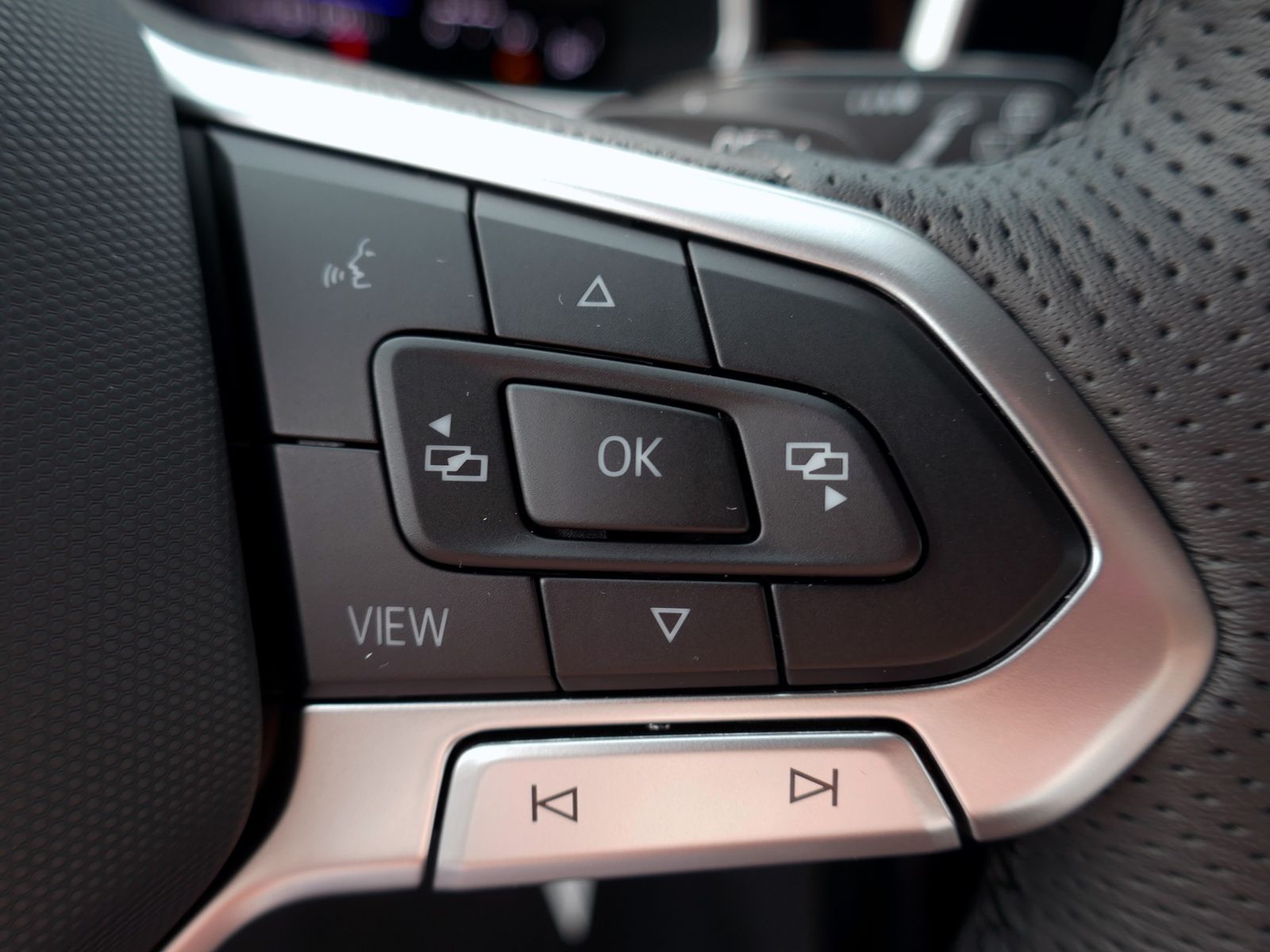Fahrzeugabbildung Volkswagen T-Roc R-Line 1.5 TSI DSG | LED AHK RFK ACC
