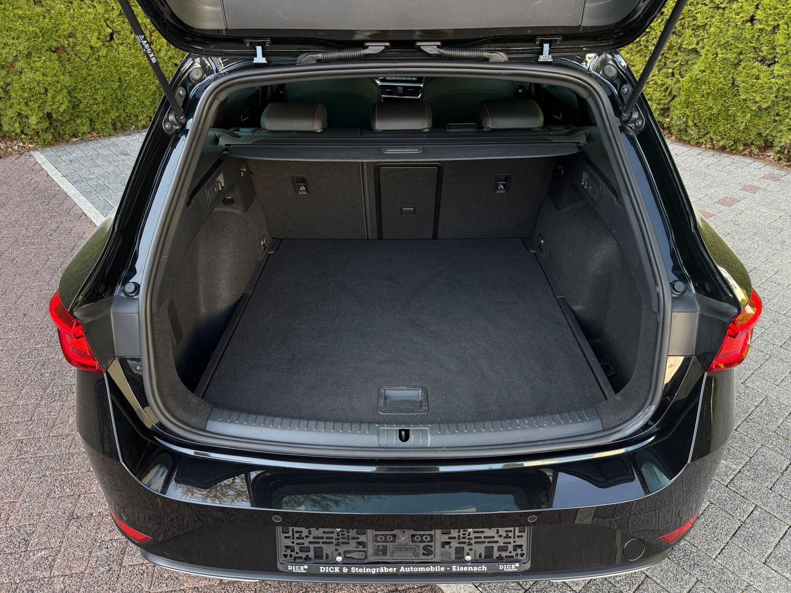 Fahrzeugabbildung SEAT Leon ST 2.0TDI DSG FR-Line LED+SHZ+VIRT+ACC+MEMO
