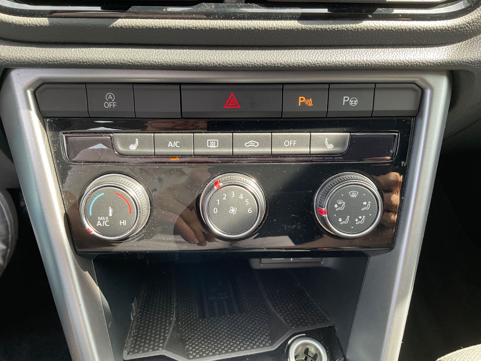 Fahrzeugabbildung Volkswagen T-Roc 1.5 TSI DSG Life,LED,AHK,Navi