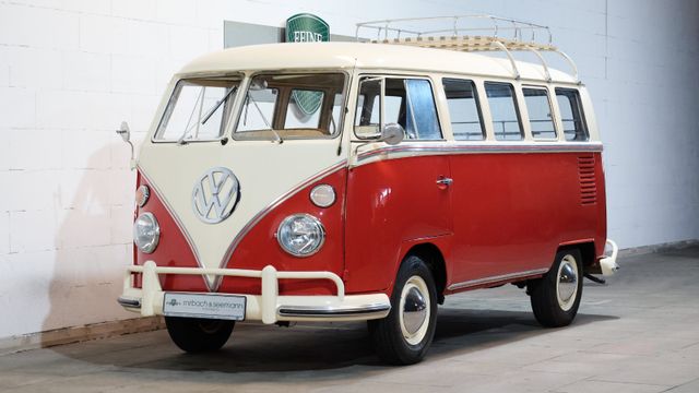 Volkswagen T1 Bus Deluxe mit Safari-Fenstern restauriert