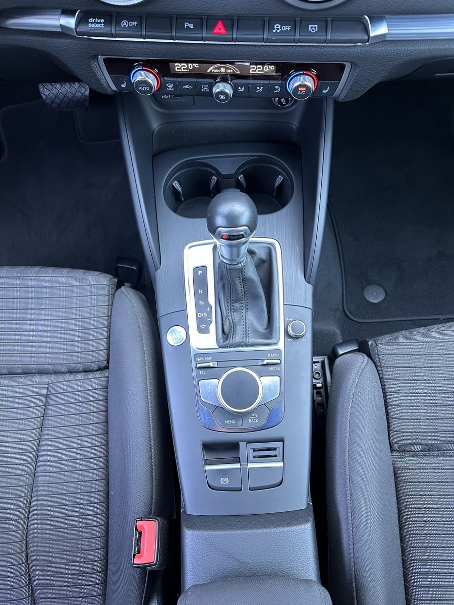 Fahrzeugabbildung Audi A3 SpB 35 TFSI S-Line Black NAV+LED+AHK+DIGDISPL