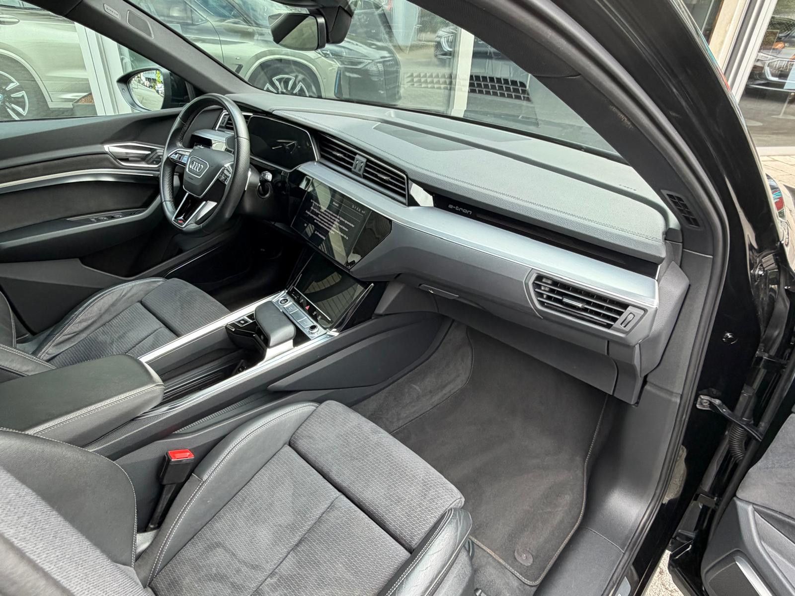 Fahrzeugabbildung Audi e-tron 55 QUAT 2X S LINE BLACK EDIT LUFT+360+AHK