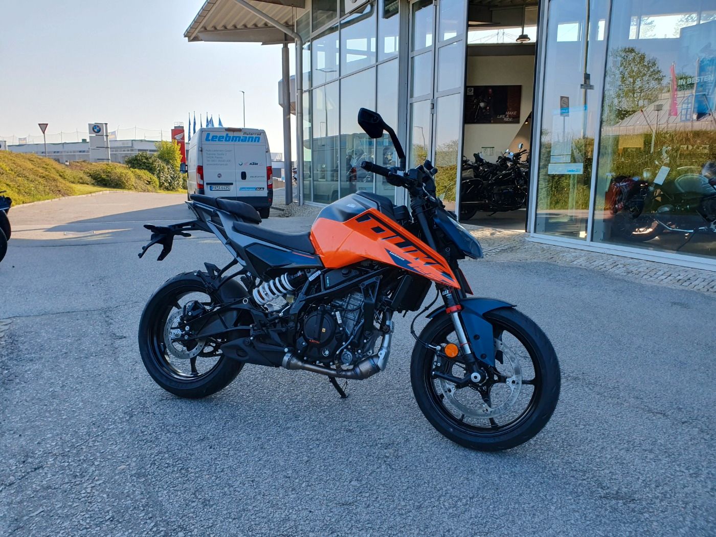 Fahrzeugabbildung KTM 125 Duke Modell 2024 beide Farben lagernd