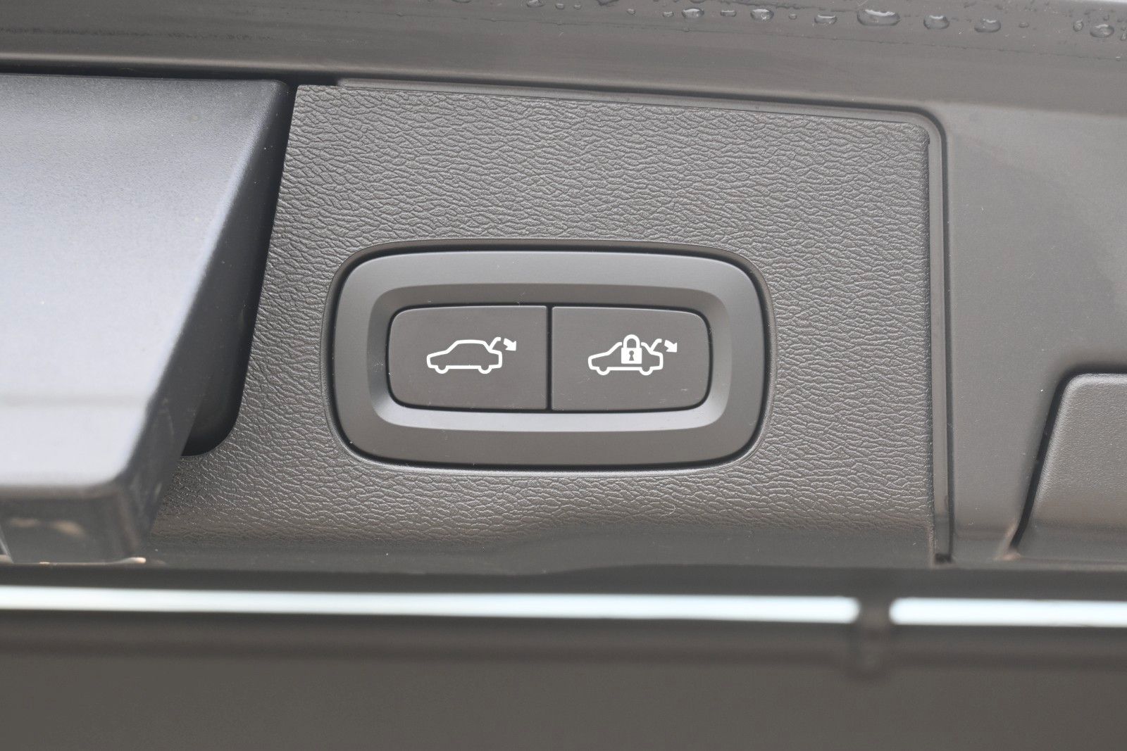 Fahrzeugabbildung Volvo XC60 B5D AWD Ultimate Dark*LED*PANO*STHZ*H&K*360
