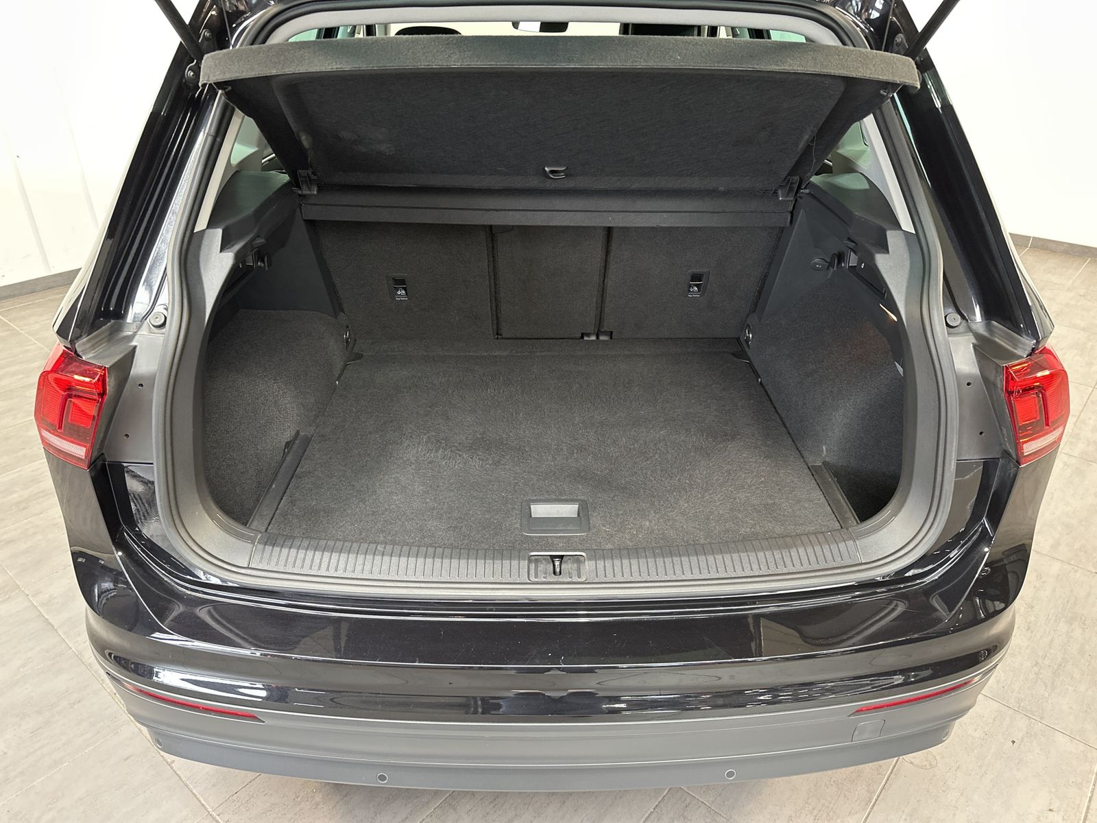 Fahrzeugabbildung Volkswagen Tiguan 1.5 TSI DSG IQ-DRIVE NAV+ACC+SHZ+17ZO+1HD