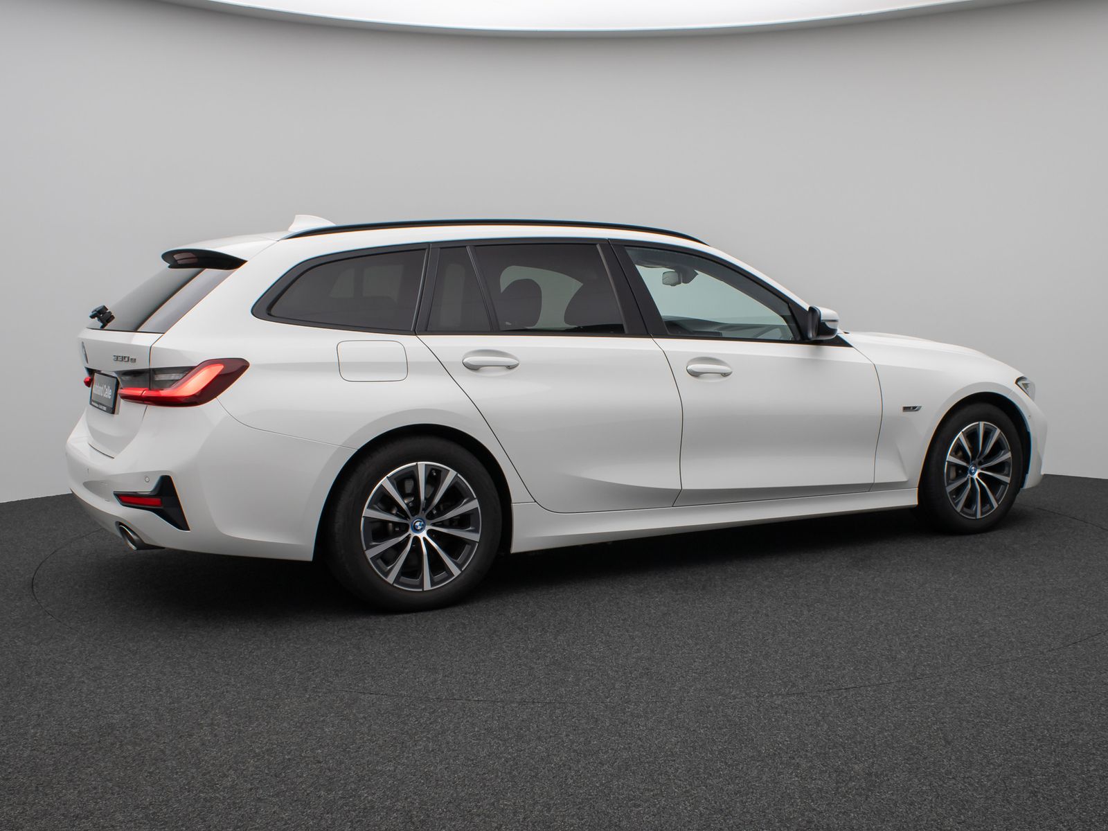 Fahrzeugabbildung BMW 330e DAB CockPitPr Lenkrhz PDC Stop&Go Alarm AHK