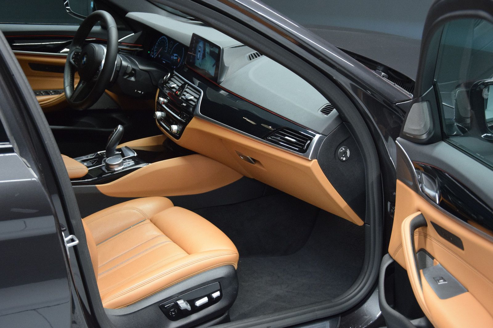 Fahrzeugabbildung BMW 520 d xDrive M Sport Leder Panorama H&K 360°