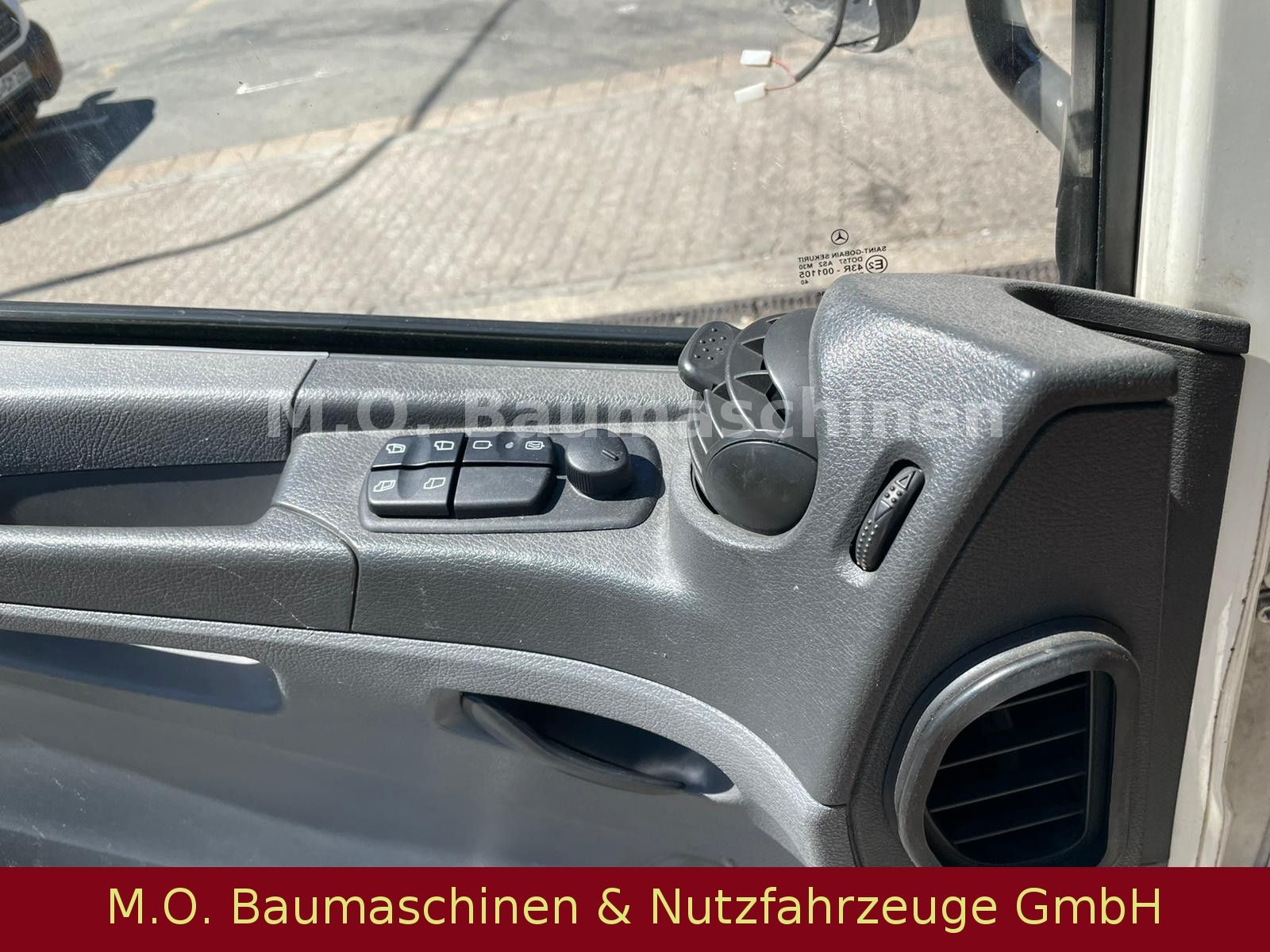 Fahrzeugabbildung Mercedes-Benz 1222 L / Ladebordwand / Thermoking VM-400 D /AC