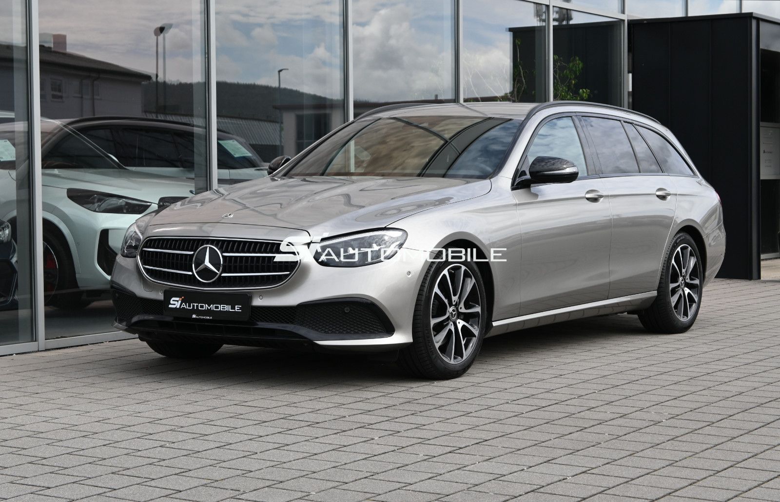 Fahrzeugabbildung Mercedes-Benz E 220 d T Avantgarde °NIGHT°AHK°STANDHZ°BURMEST°