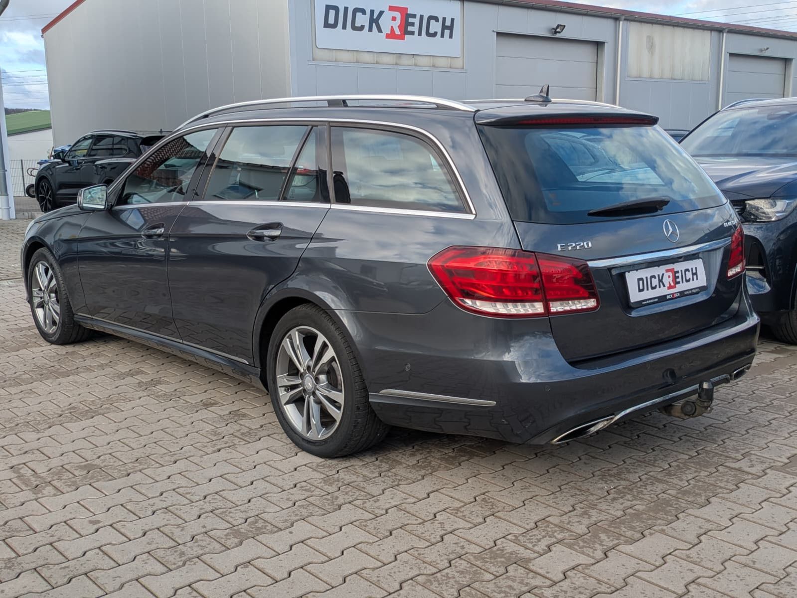 Fahrzeugabbildung Mercedes-Benz E 220 Avantgarde LED*AHK*KAMERA*TEMP*NAVI*SHZ