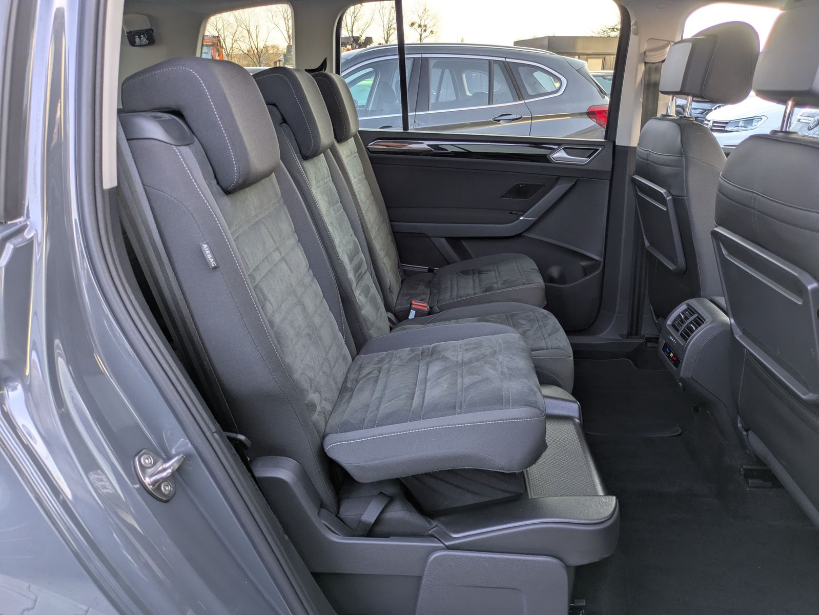 Fahrzeugabbildung Volkswagen Touran 2.0 DSG R-Line High BLACK Pano 7Si IQ AHK