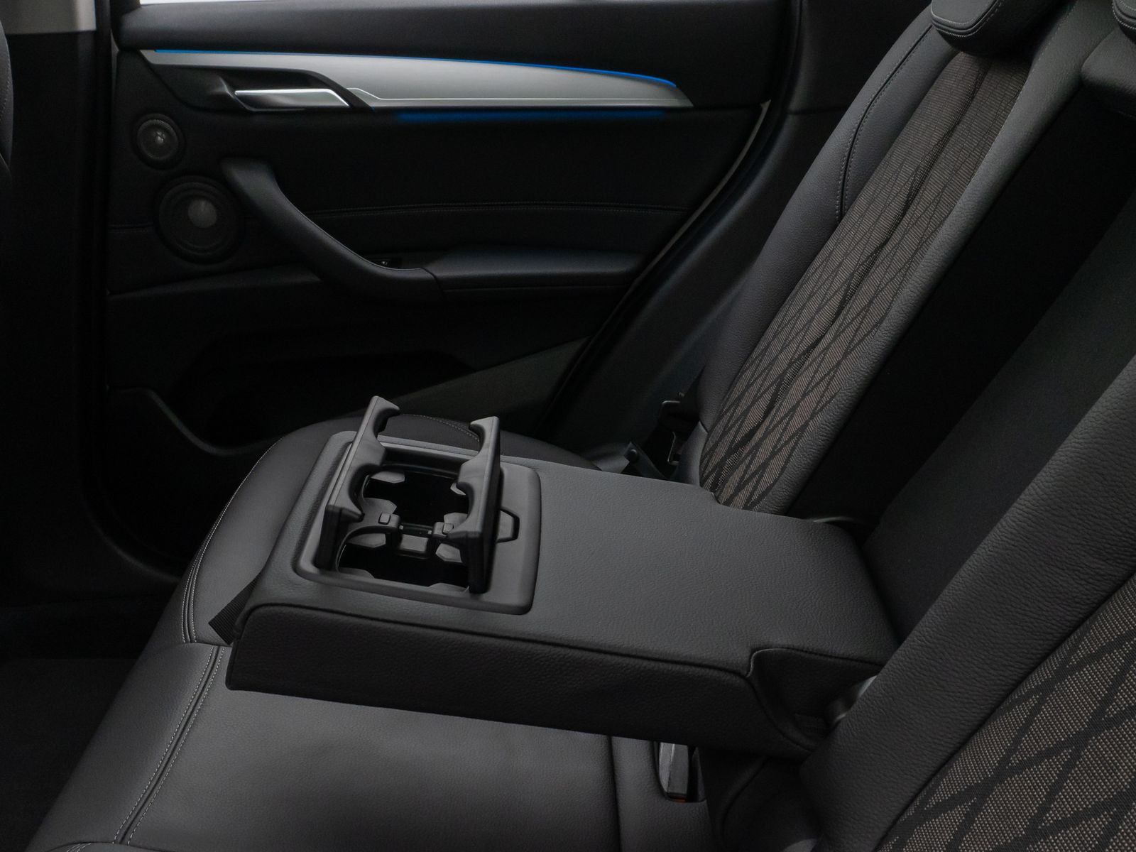 Fahrzeugabbildung BMW X1 xD25e xLine Panorama Kamera HUD DAB H/K AHK