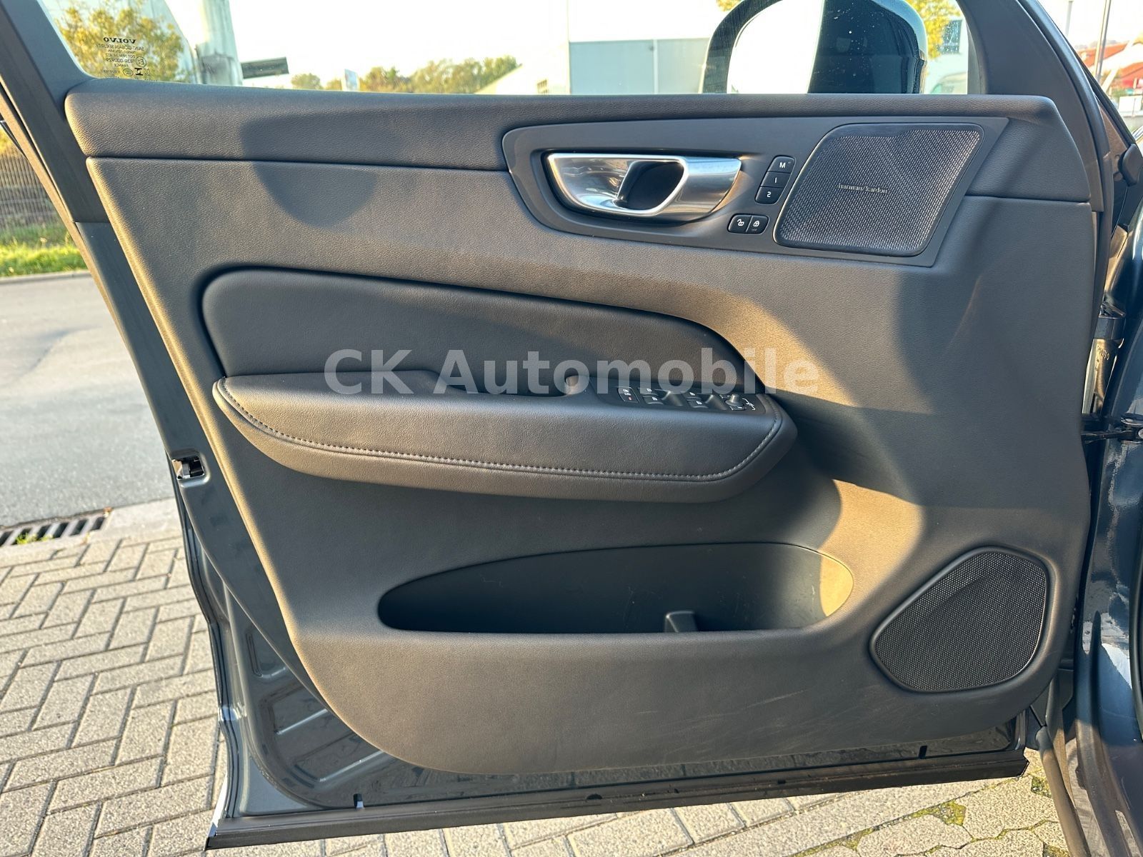 Fahrzeugabbildung Volvo XC60 B4 Plus Dark AWD/BLIS/Navi/LED/Kamera/AHK