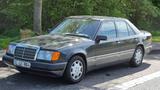 Mercedes-Benz 260E - schwarze Mercedes-Benz 260