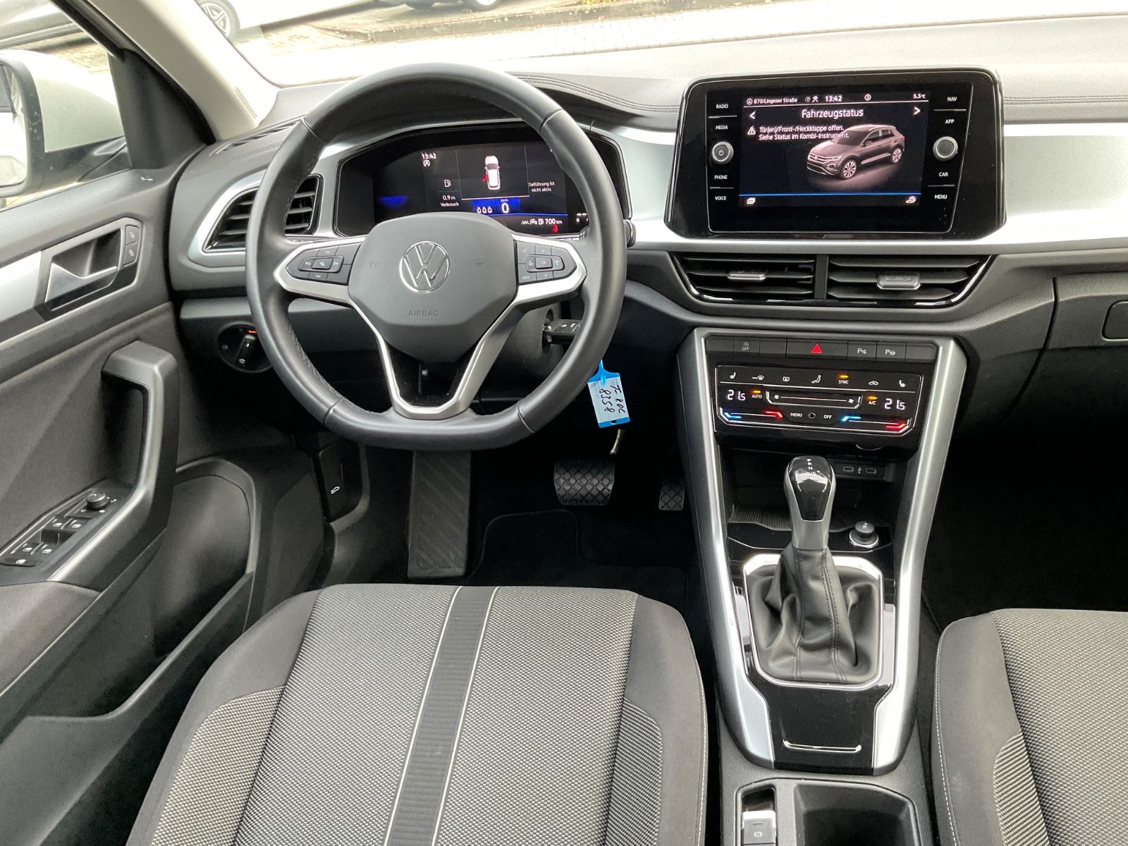 Fahrzeugabbildung Volkswagen T-Roc 1.5 TSI DSG Life,LED,AHK,Navi