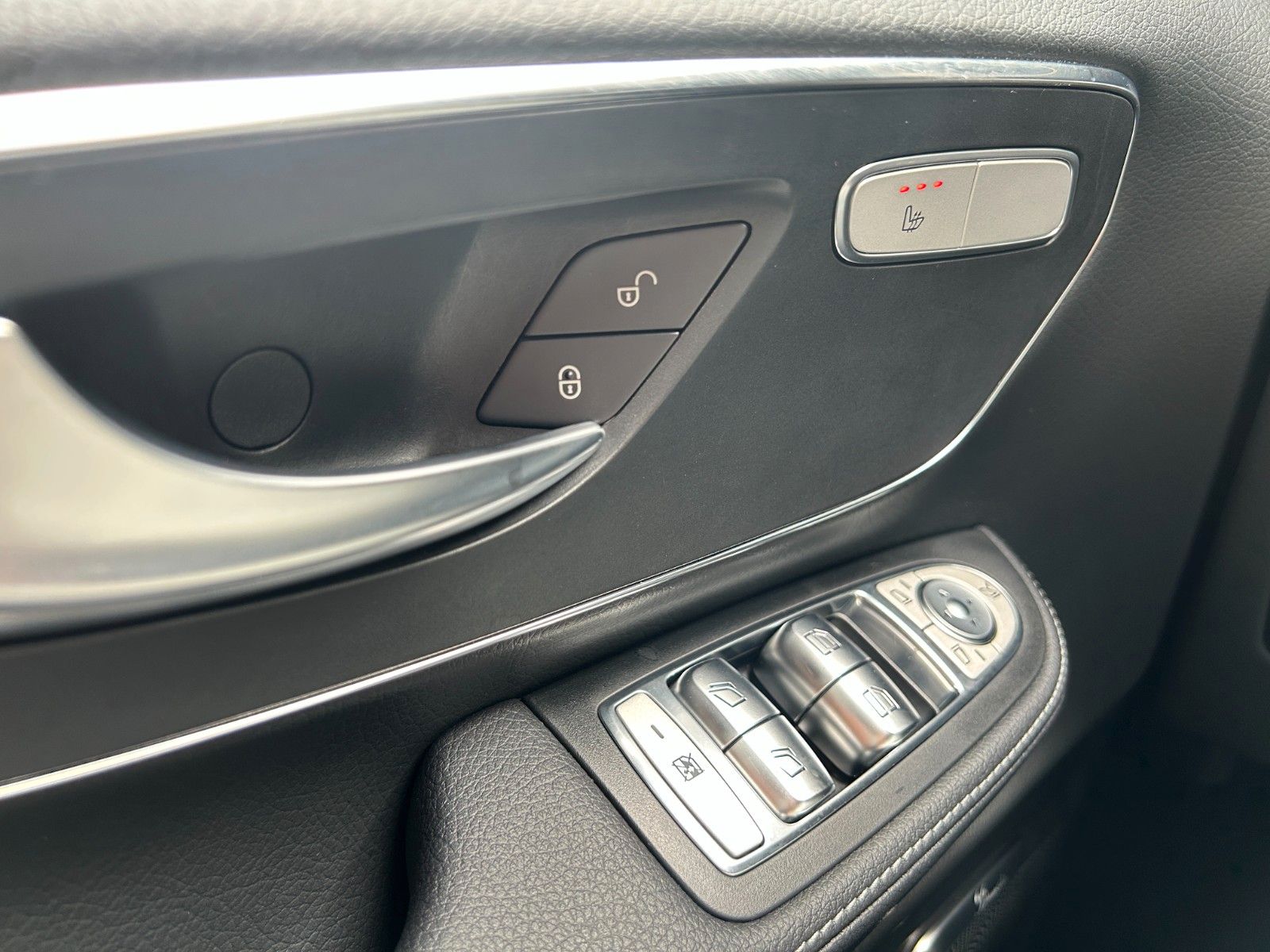 Fahrzeugabbildung Mercedes-Benz EQV 300 AVA PANORAMA LIege-Paket DISTRONIC