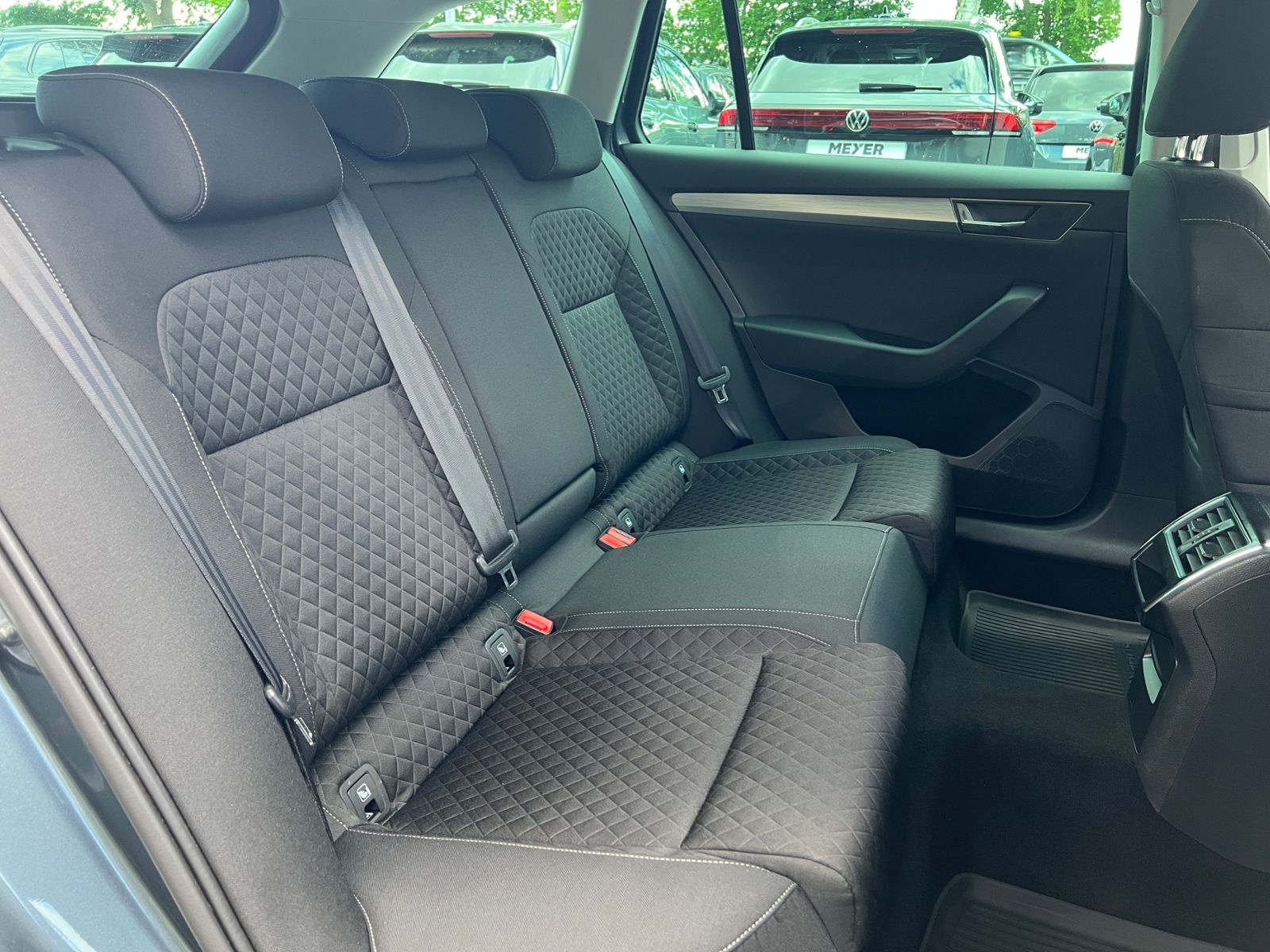 Fahrzeugabbildung SKODA Superb Combi Ambition 1.5 TSI *LED, Climatronic,