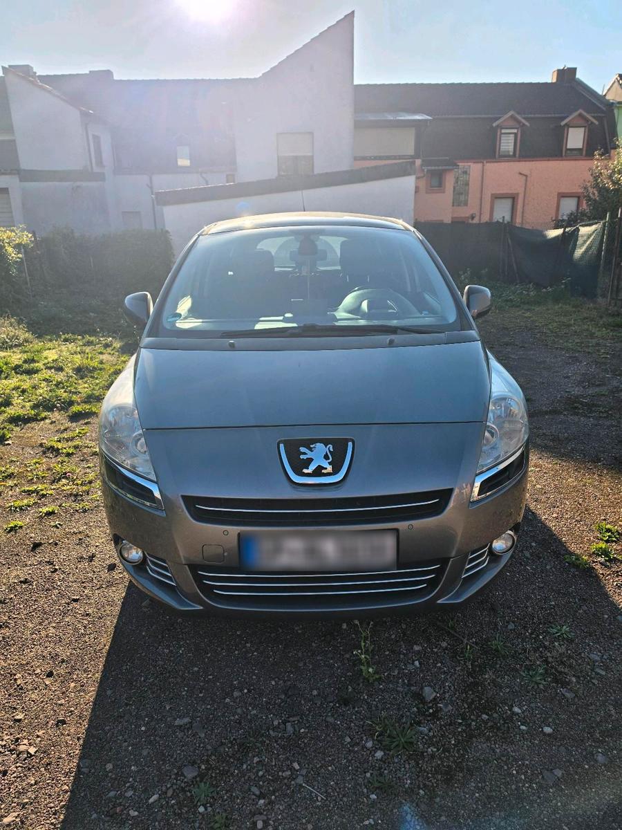 Peugeot e-5008