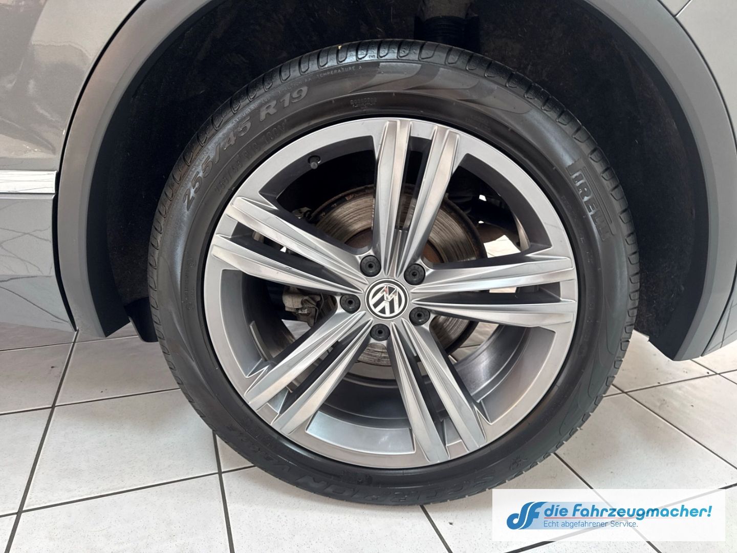 Fahrzeugabbildung Volkswagen Tiguan Highline R-LINE 4Motion 2.0 TSI DSG Sport