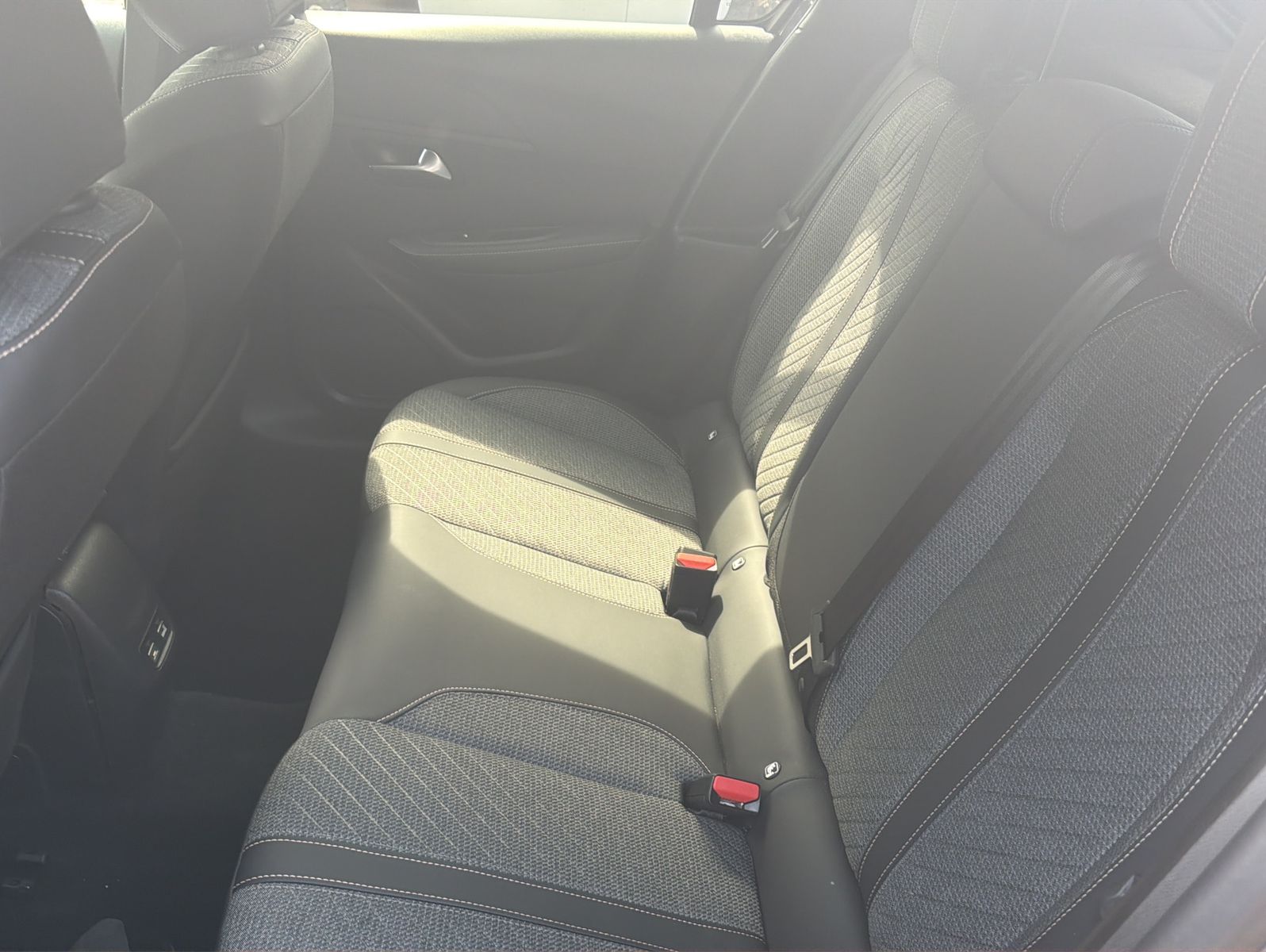 Fahrzeugabbildung Peugeot 208 Hybrid 110 Allure - Automatik