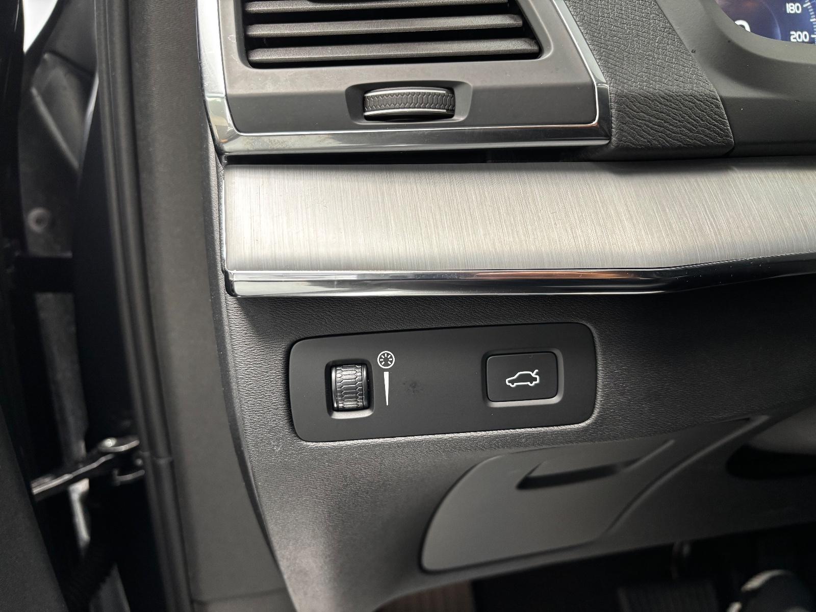 Volvo XC90 Momentum Pro AWD CAM 7-STZ PANO ACC HARMAN/