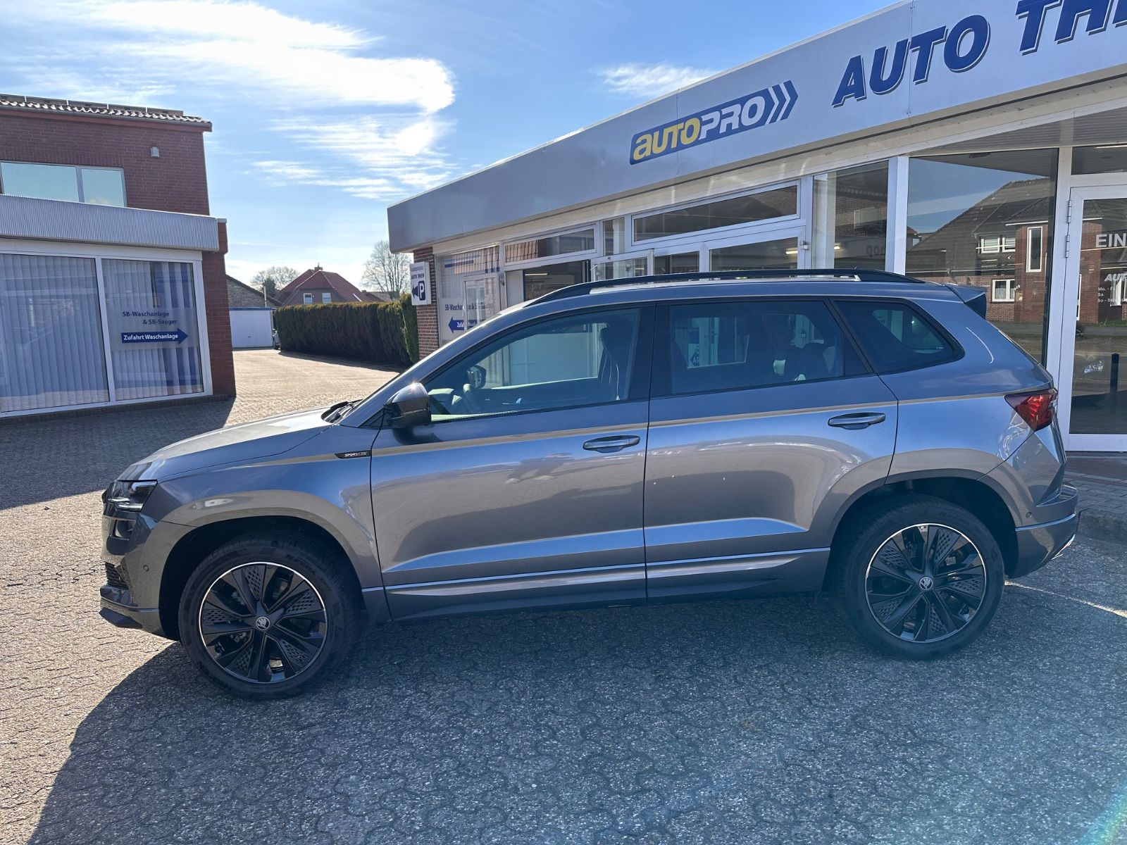 Fahrzeugabbildung SKODA Karoq Sportline 1.5 TSI DSG MATRIX/AHK/ACC/Navi