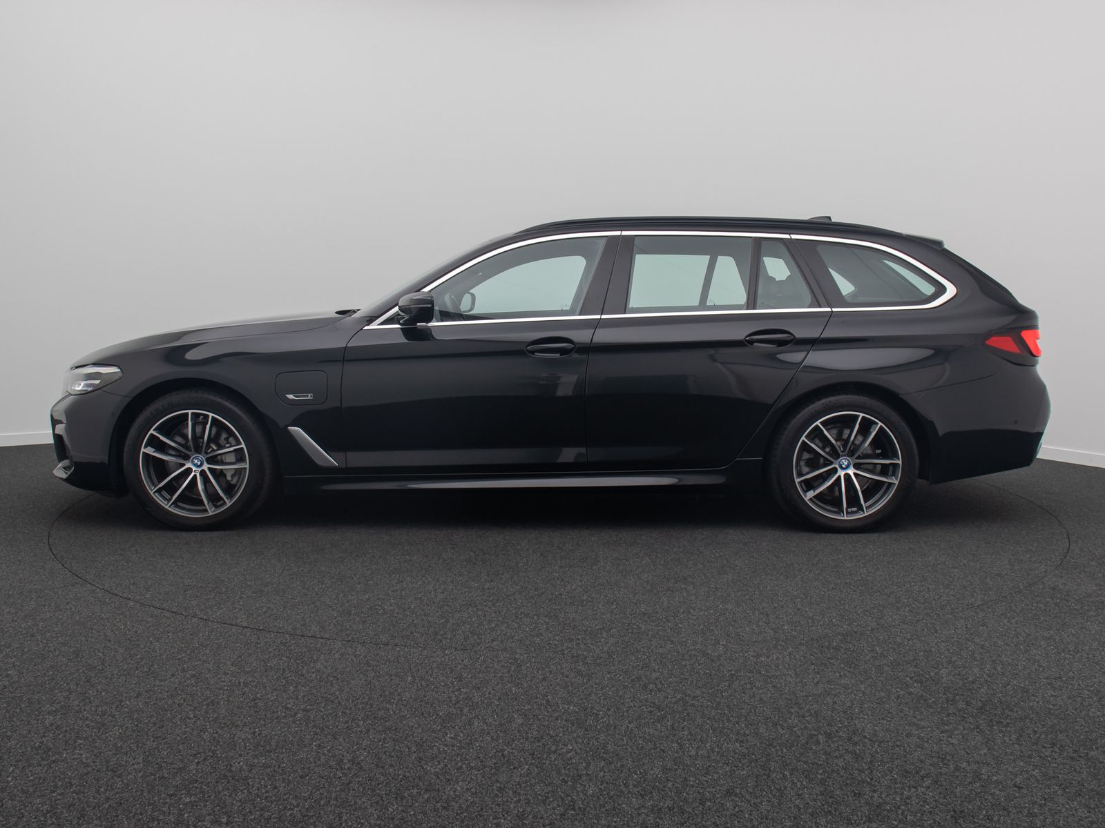 Fahrzeugabbildung BMW 530e xD M Sport Kamera DAB HiFi ACC AHK 4xKlima