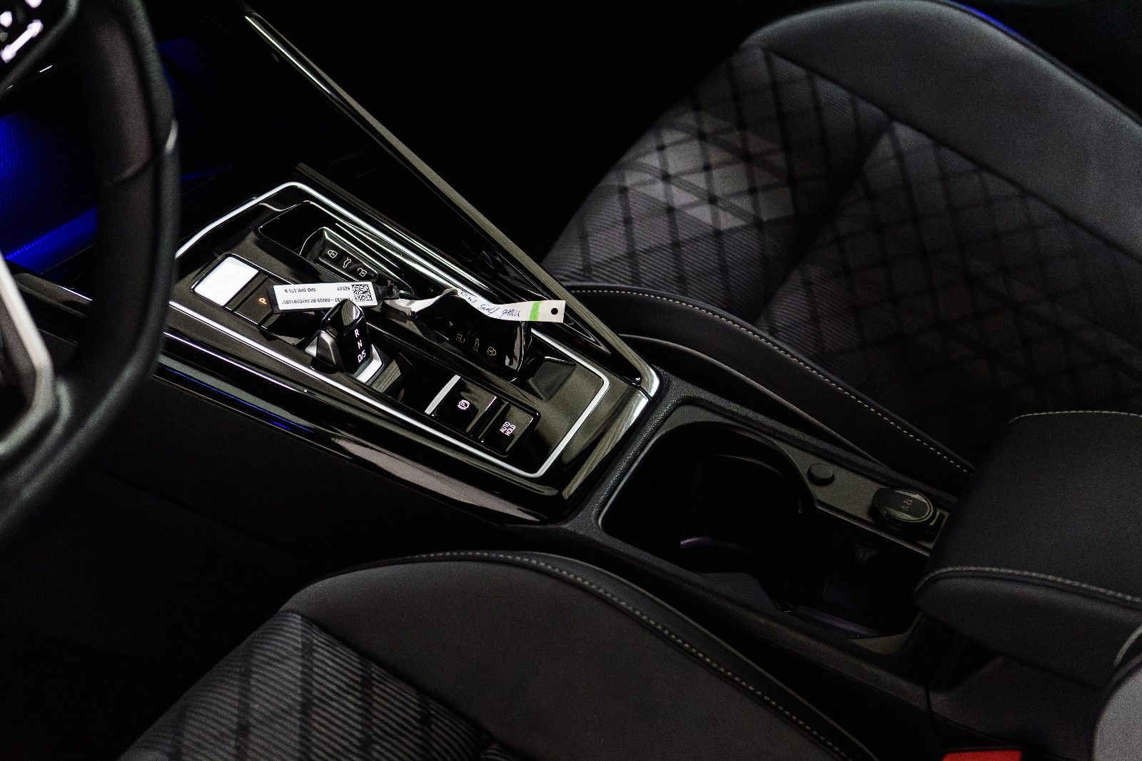 Fahrzeugabbildung Volkswagen Golf VIII R-Line 1.5 eTSI LED+KAMERA+APP+SHZ