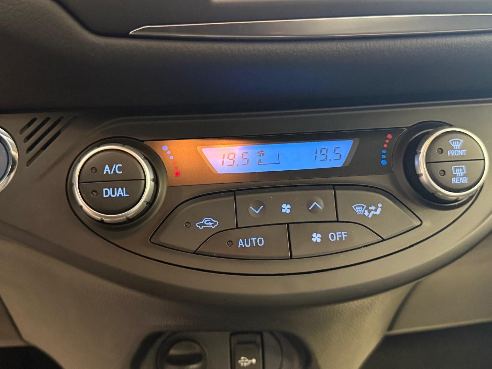 Fahrzeugabbildung Toyota Yaris Hybrid Team D /WENIG KM/SCHECKHEFT/KAMERA