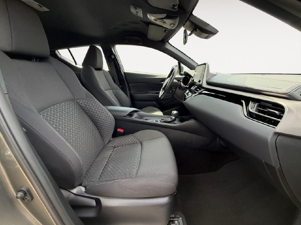 Fahrzeugabbildung Toyota C-HR Hybrid Team D