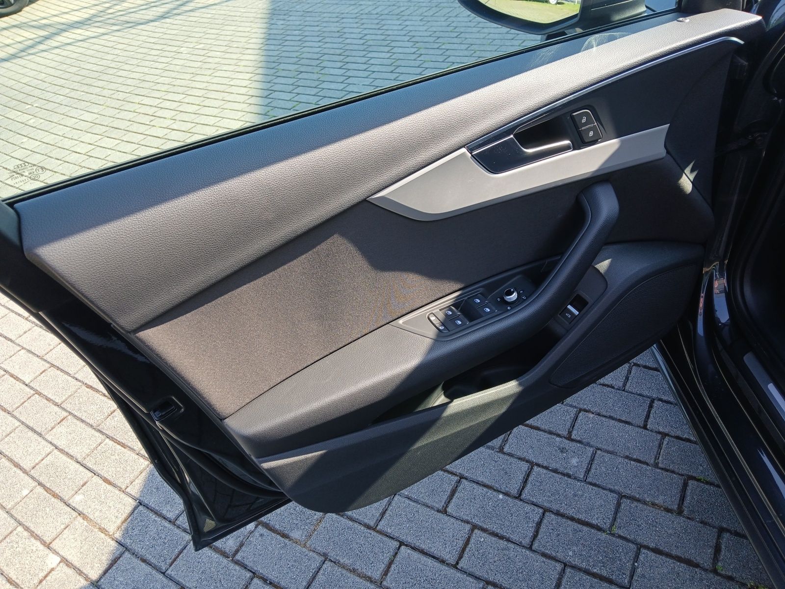 Fahrzeugabbildung Audi A4 Avant 40 TFSI advanced LED Navi Pano RFK SH